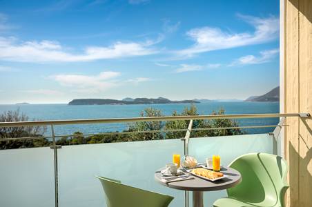 valamar-argosy-hotel-superior-twin-room-balcony-seaside-view